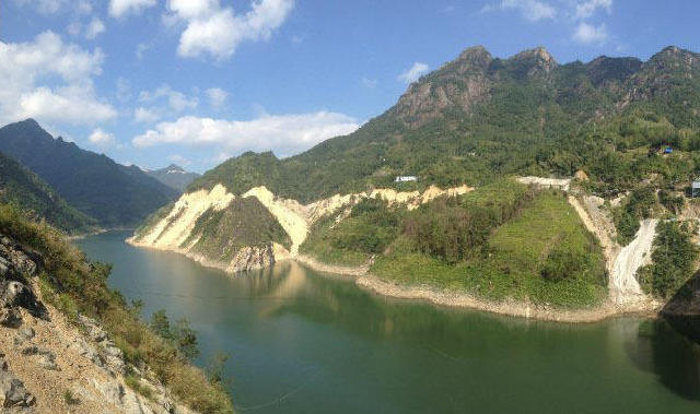 温州平阳一水库坝底现14长米大洞