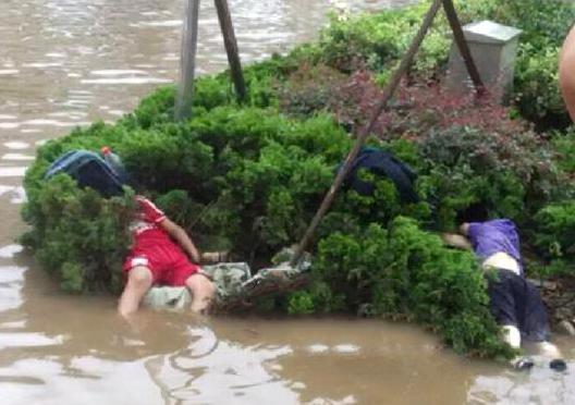江西新干县暴雨县城变鱼塘 2学生掉进下水道溺亡