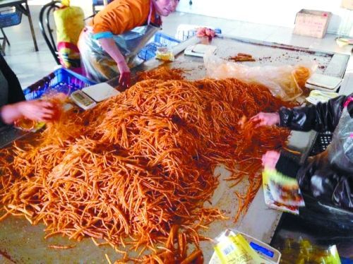 实拍黑作坊中5毛钱辣条制作全过程,看你还敢不敢吃?