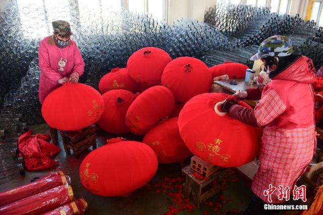 春节临近,合肥市庐阳工业园内的手工灯笼生产企业异常忙碌,150余名