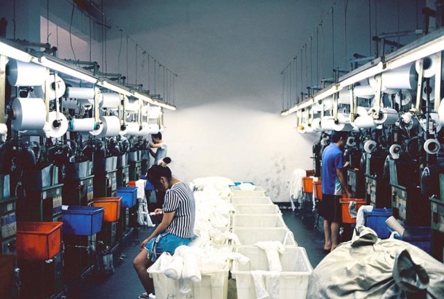 浙江诸暨的大唐,以"袜都"为名.这里是大唐的一家袜子生产厂.