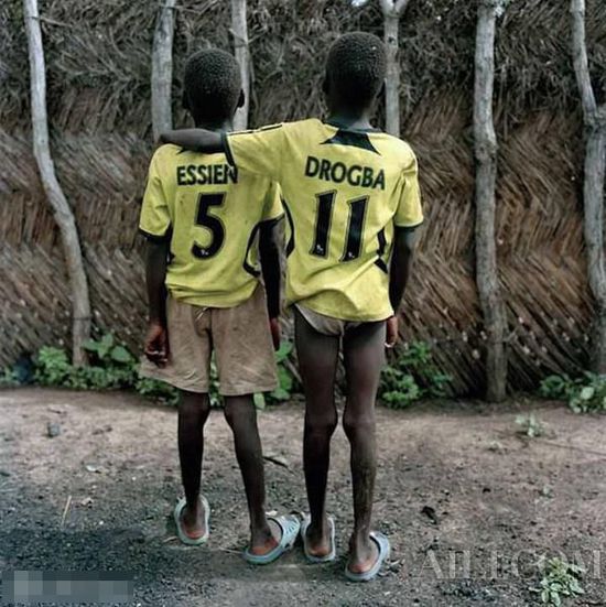 看看非洲孩子是怎样踢足球的_新浪悦读_手机