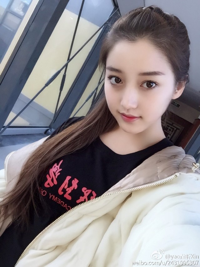 中戏美女学霸刘垚昕网络爆红,被成为中戏的新校花.