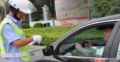 违停贴暖心贴条 沈阳交警回复祝早日康复_中国