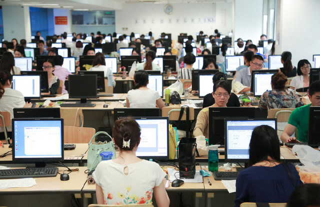 探访高考阅卷点 全程监控不准带手机