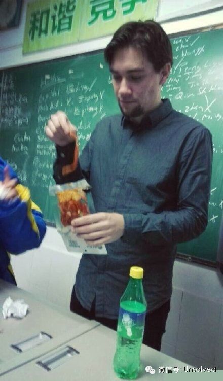 9个老外吃辣条的搞笑瞬间 今天你吃了吗?