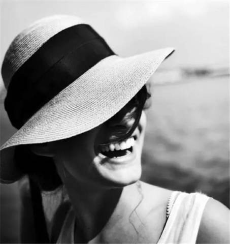 拍照的头像男 a09802bd7962cc99d3ff22f029fd9811_453_480.jpg