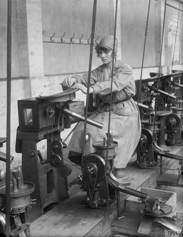 1914年英国伦敦弹药厂清一色女工生产子弹!