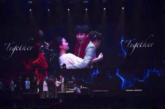 忍着吧!谁让人家宠着的男人就这样被你强吻了