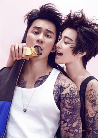 范冰冰晒李晨睡照 左拥范爷右抱喵星人