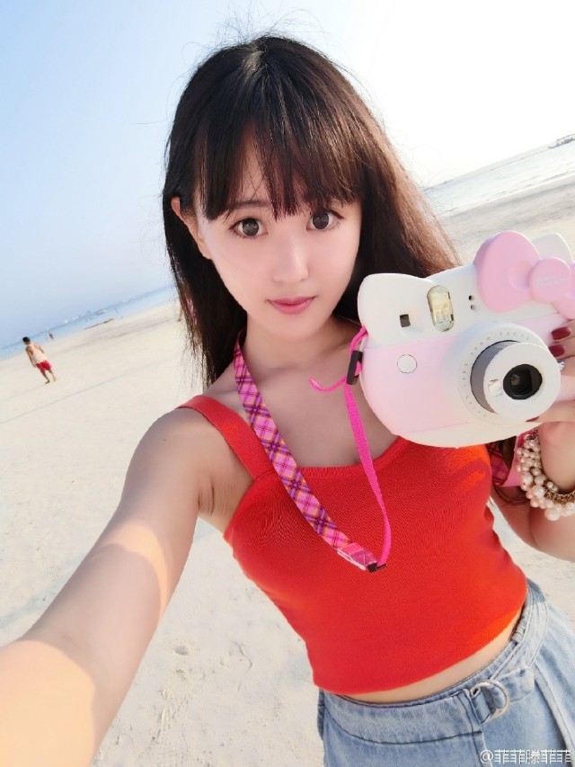 天津师范大学的校花@菲菲滕菲菲,在微博晒出几组海边泳装写真照,拥有