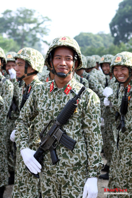 越南军队换发新军服新式步枪