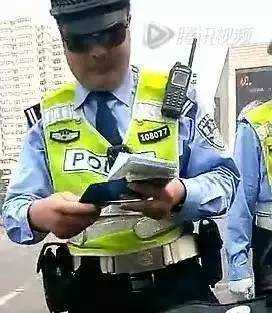 交警查车遇到最牛车主!