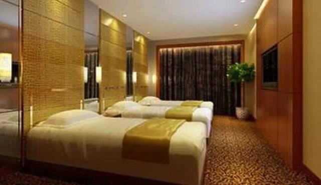 一哥们和三个<em>妹子去宾馆</em>,竟然赚了两千多。