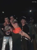 搞笑内涵图:这样在后面慢慢推妹子,腿都快僵直了