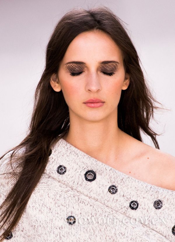 今年流行什么妆容 看看巴黎时装周模特就知道