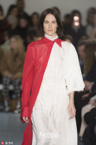 时尚美女秀场视频 c32a15724bb1664b3297dc8af580e788_319_480.jpg