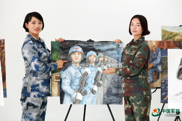 女兵方队有才女画功超棒 曾5次写申请参加阅兵