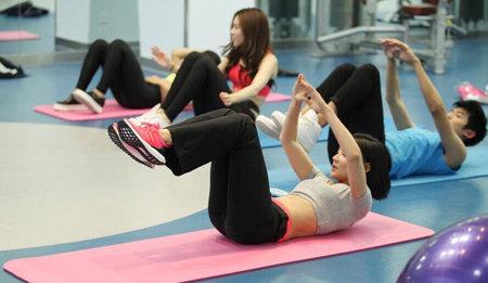 《<em>一年级</em>》最新一期<em>袁珊珊</em>炫腹<em>马甲线</em>诱人 亲