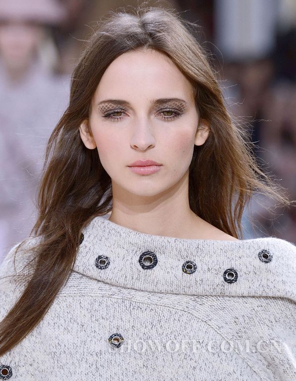 今年流行什么妆容 看看巴黎时装周模特就知道