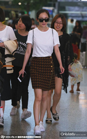 街拍|杨幂告诉你夏天只要一件<em>白</em>T恤 无印花无l