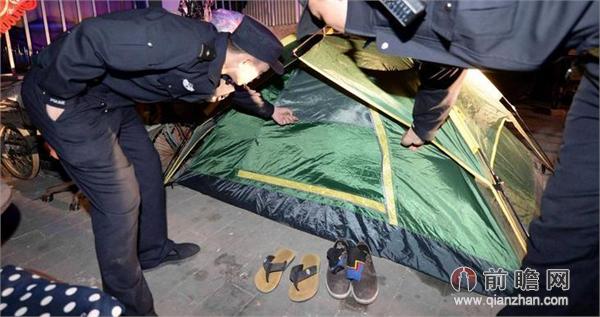 河南大学生村官小区睡帐篷 称来北京找工作体