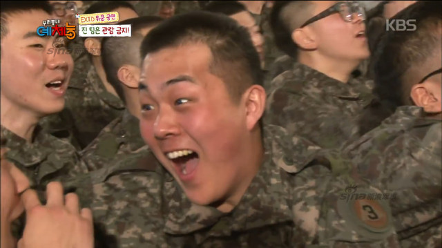韩国当红女团exid劳军,大兵们激动成夸张表情帝!