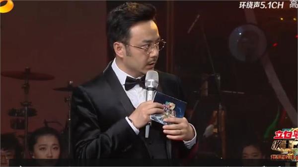 汪涵救场歌手主持人反应不一 尼格买提质疑华