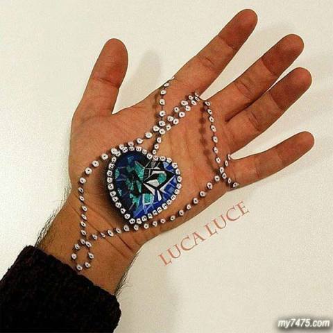 艺术家在手掌上绘制超逼真3D立体画-奇事奇物