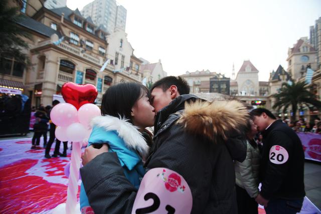武汉光谷步行街办奇葩接吻大赛 基友、闺蜜公
