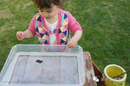 欧美幼儿园最受欢迎游戏:自然元素的浮沉实验