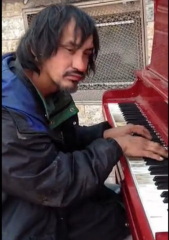 加拿大好声音,流浪汉秒杀钢琴家