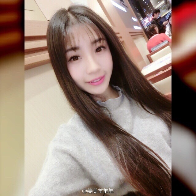 毕业于湖南大学的@姜美羊羊羊在微博晒出冬季写真