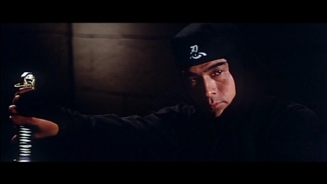 饰演的忍者师傅倒挺一板正经的,后者在李小龙时代就开始参演香港电影