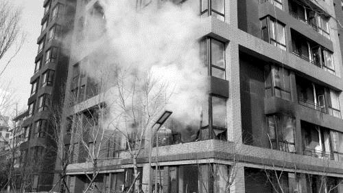 小伙跟媳妇干仗烧自家房 邻居新房被淹成水帘