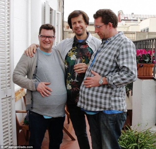 三位老爸<em>穿上</em>特制的<em>怀孕</em>服装体验孕妇辛苦,妇