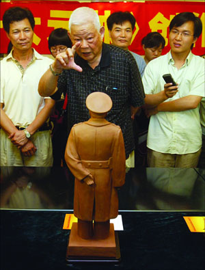 叶选平评价十大元帅雕塑:贺龙元帅的烟斗最像