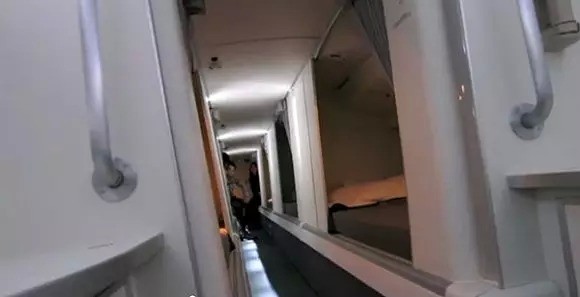 空客的客机上也是有机组人员休息室的。同样是有秘密楼梯,但是空客A330和A340客机将休息室设计在机舱下层,跟货舱挨在一起。这么听起来坐空客的空姐们可是要待在乘客的脚底啊。不过最新设计的空客A350,已经将休息室改在机舱上方啦!
