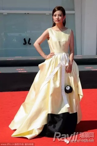 明星 | 赵薇金像奖封后 说她会穿就凭这10套