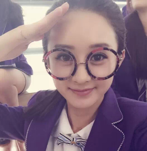 自拍拿手机的正确姿势 e1f38cfbffec4753f9ec55d52178f1a6_468_480.jpg