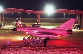 超近距观歼15座舱 上面铆钉能的看清(图)_手机