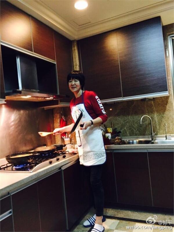 中国女排主帅郎平微博晒烹饪照 网友:爱情的力