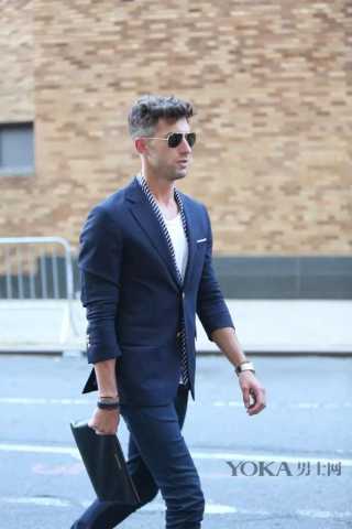 身高矮男生西装 e916ac1f4362b91af1454c6124de32a4_320_480.jpg