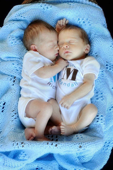 双胞胎萌宝成对可爱指数爆表