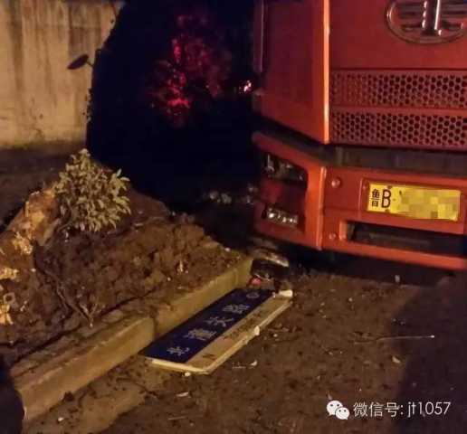 疑似酒驾!上海嘉定一小轿车突然失控冲上人行