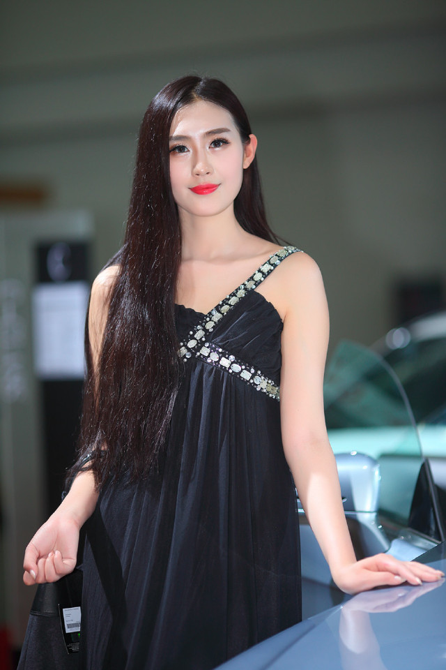 8月3日,第18届哈尔滨国际车展开幕,现场美女云集,性感车模争艳.
