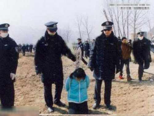 中国<em>女死囚</em>五花大绑<em>枪毙现场</em>镜头曝光:胆小勿