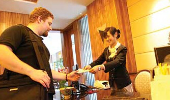 年轻人酒店退房时,<em>美女</em>服务员指着那个洞说.