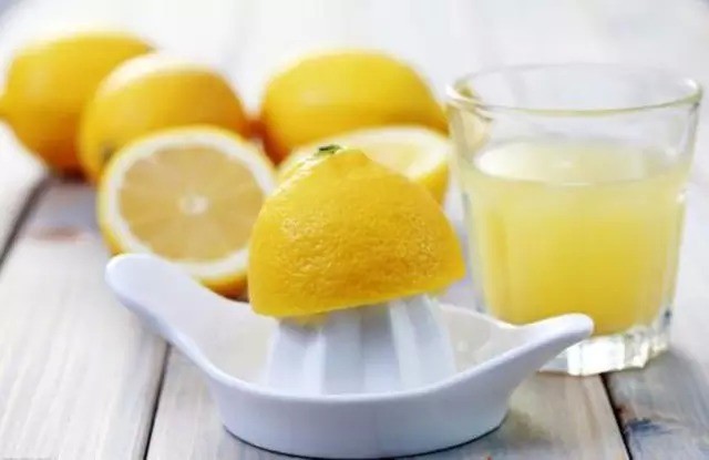 早起一杯柠檬水来帮你消灭肚腩