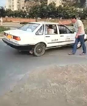 据说驾校教练用了这招之后,所有科目二的考试